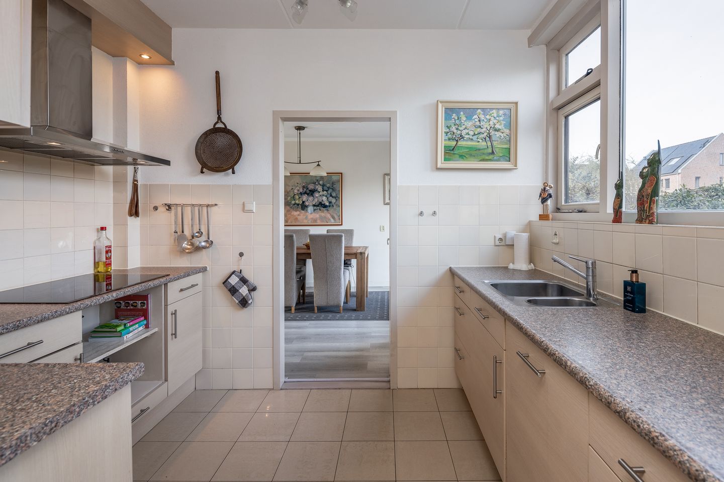 Spacious semi-detached house with water-side garden, garage and 4 bedrooms — 12