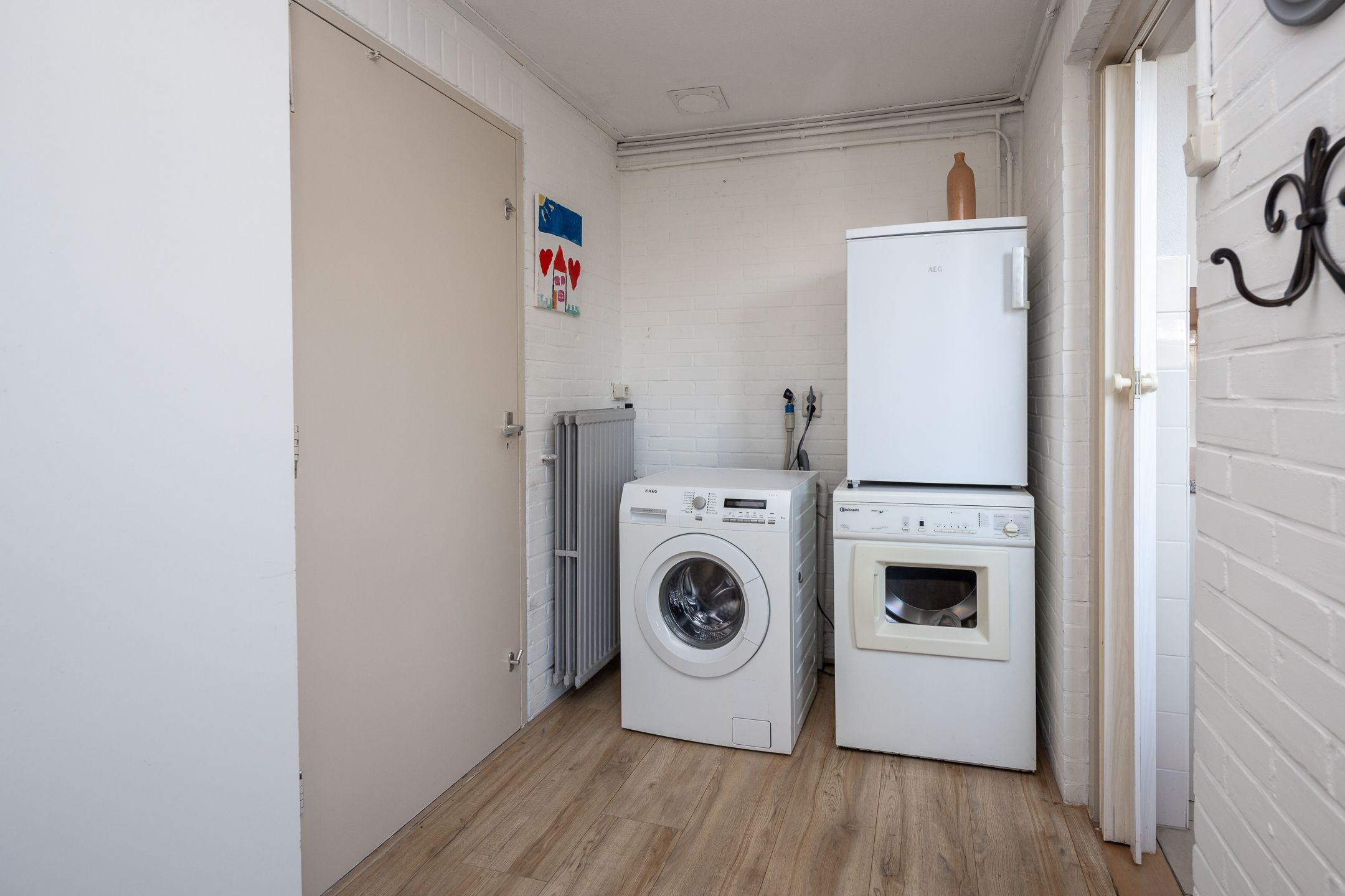 Spacious semi-detached house with water-side garden, garage and 4 bedrooms — 13