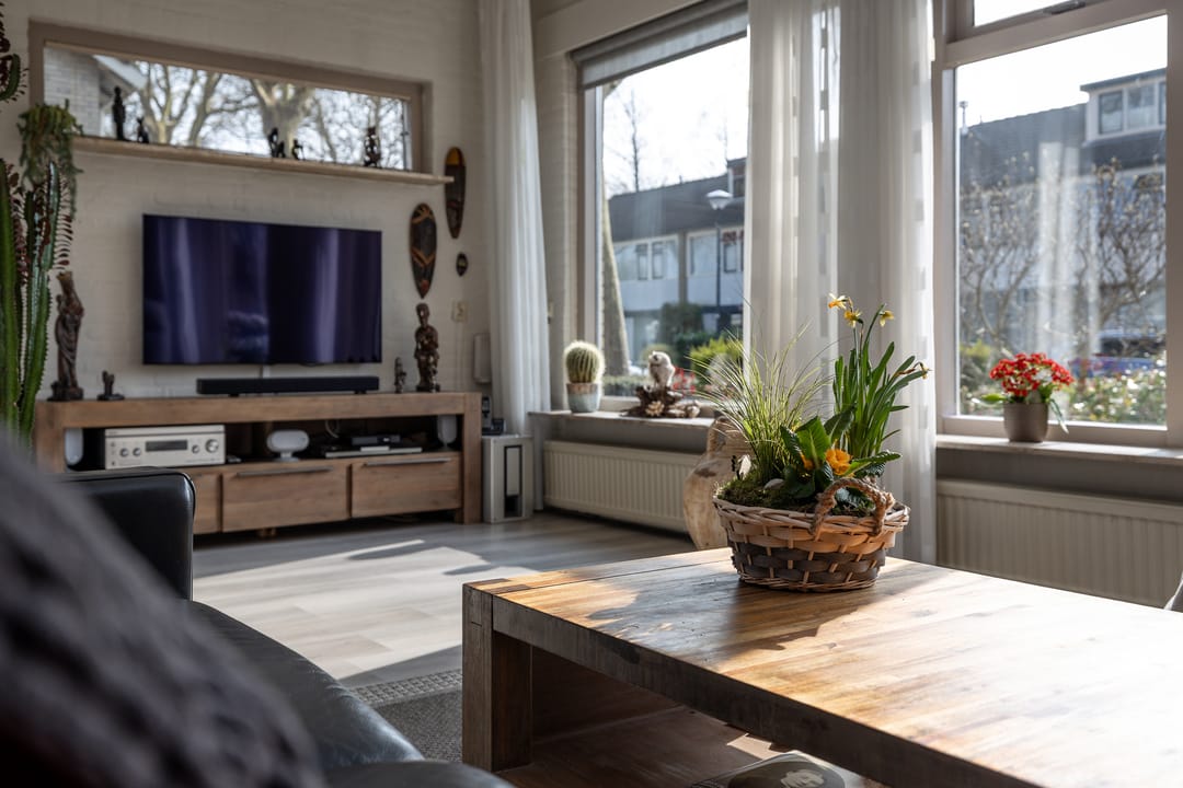 Spacious semi-detached house with water-side garden, garage and 4 bedrooms — 15