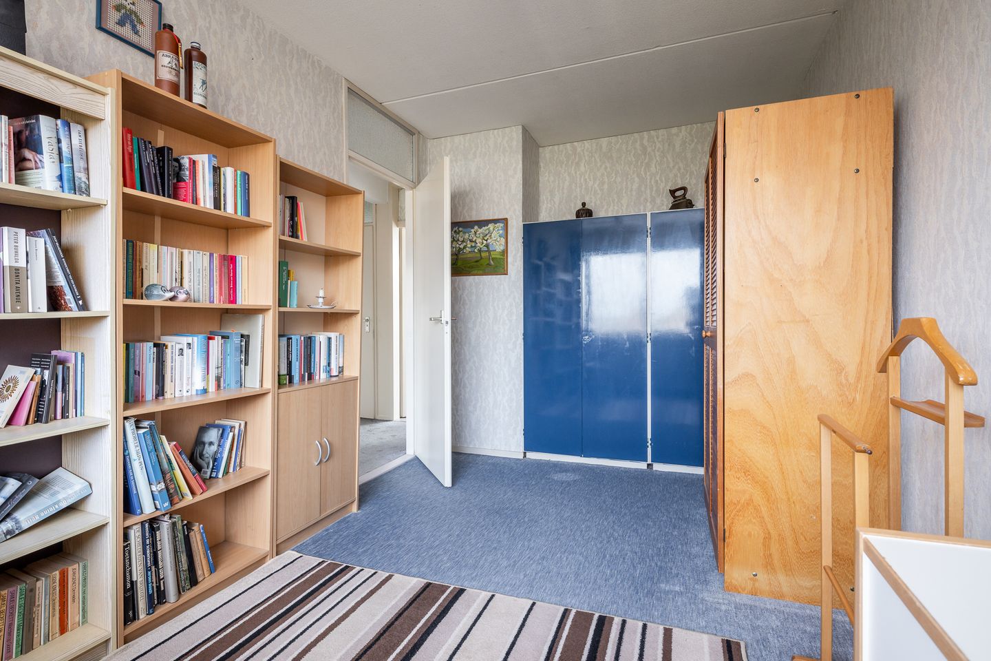 Spacious semi-detached house with water-side garden, garage and 4 bedrooms — 18