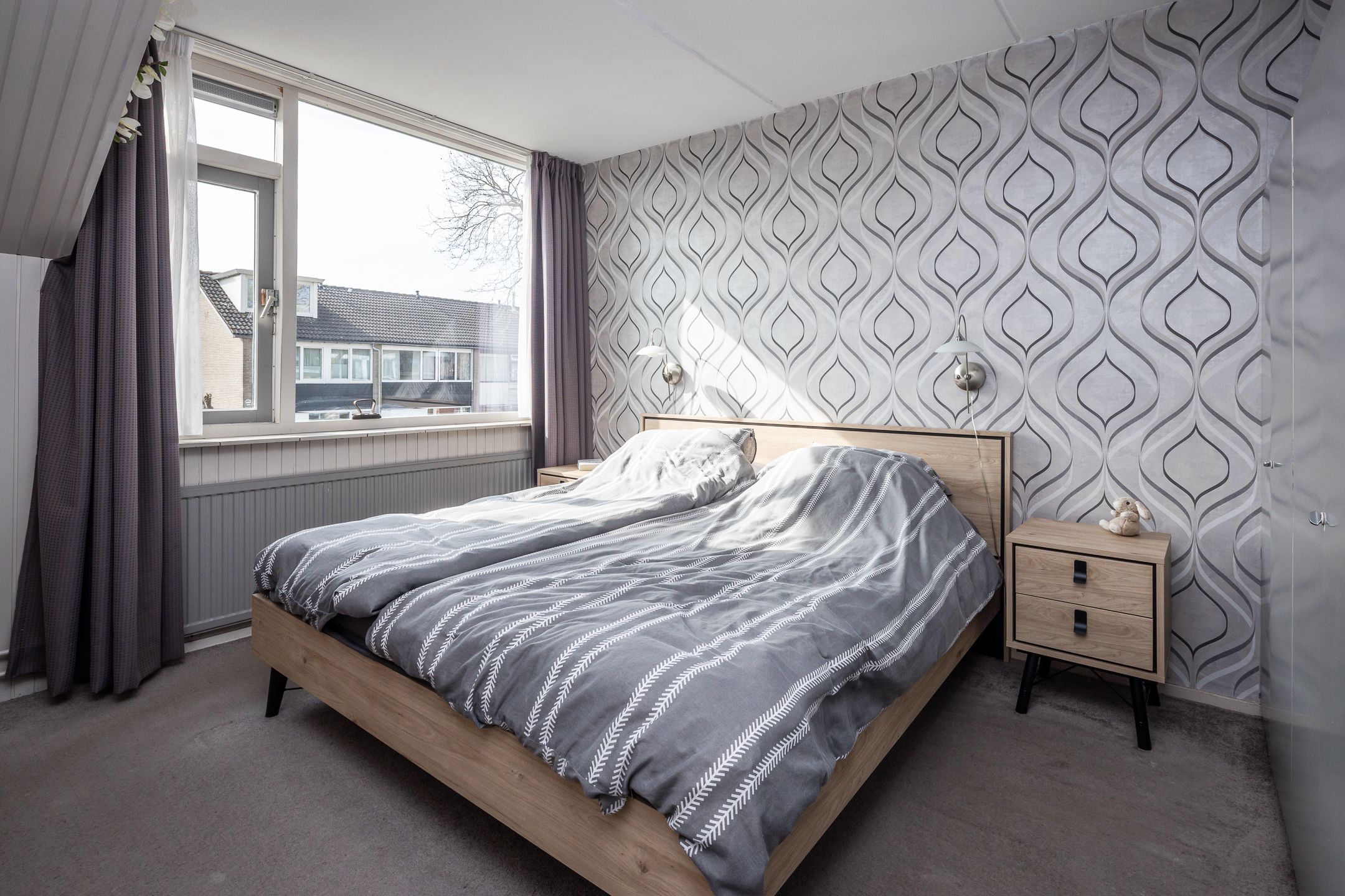 Spacious semi-detached house with water-side garden, garage and 4 bedrooms — 19