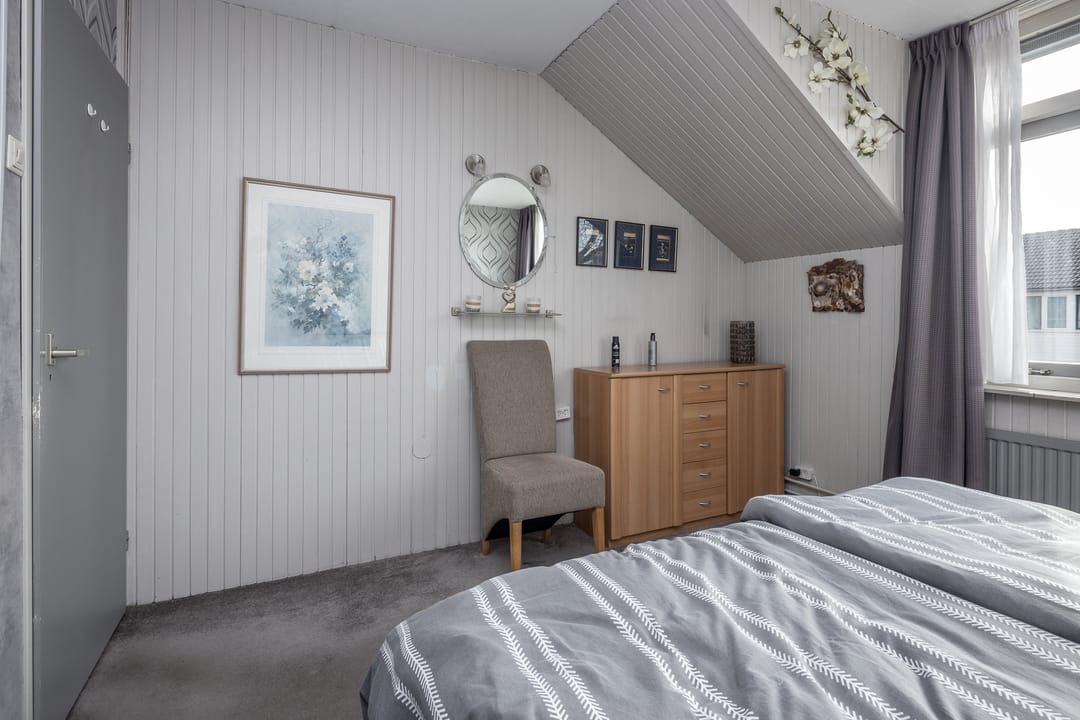 Spacious semi-detached house with water-side garden, garage and 4 bedrooms — 20