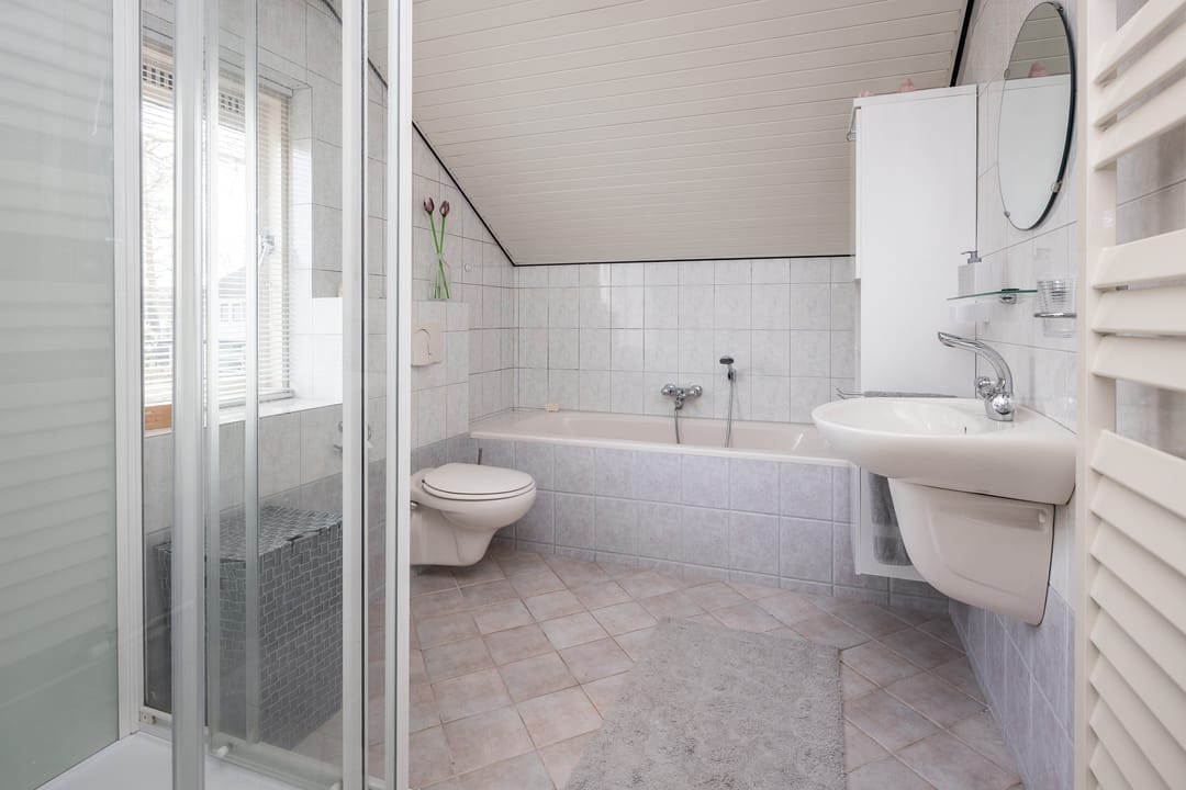 Spacious semi-detached house with water-side garden, garage and 4 bedrooms — 21