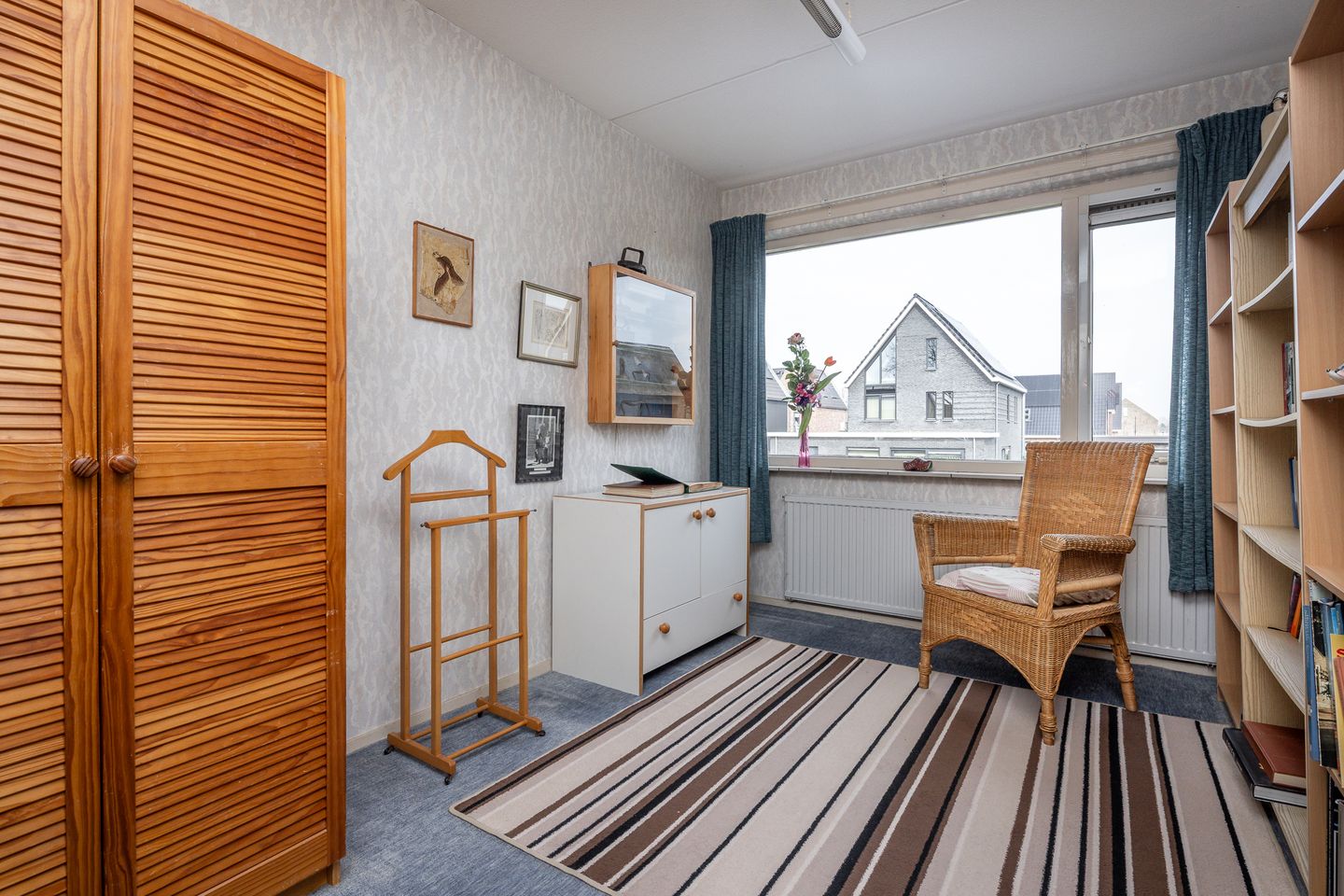 Spacious semi-detached house with water-side garden, garage and 4 bedrooms — 17