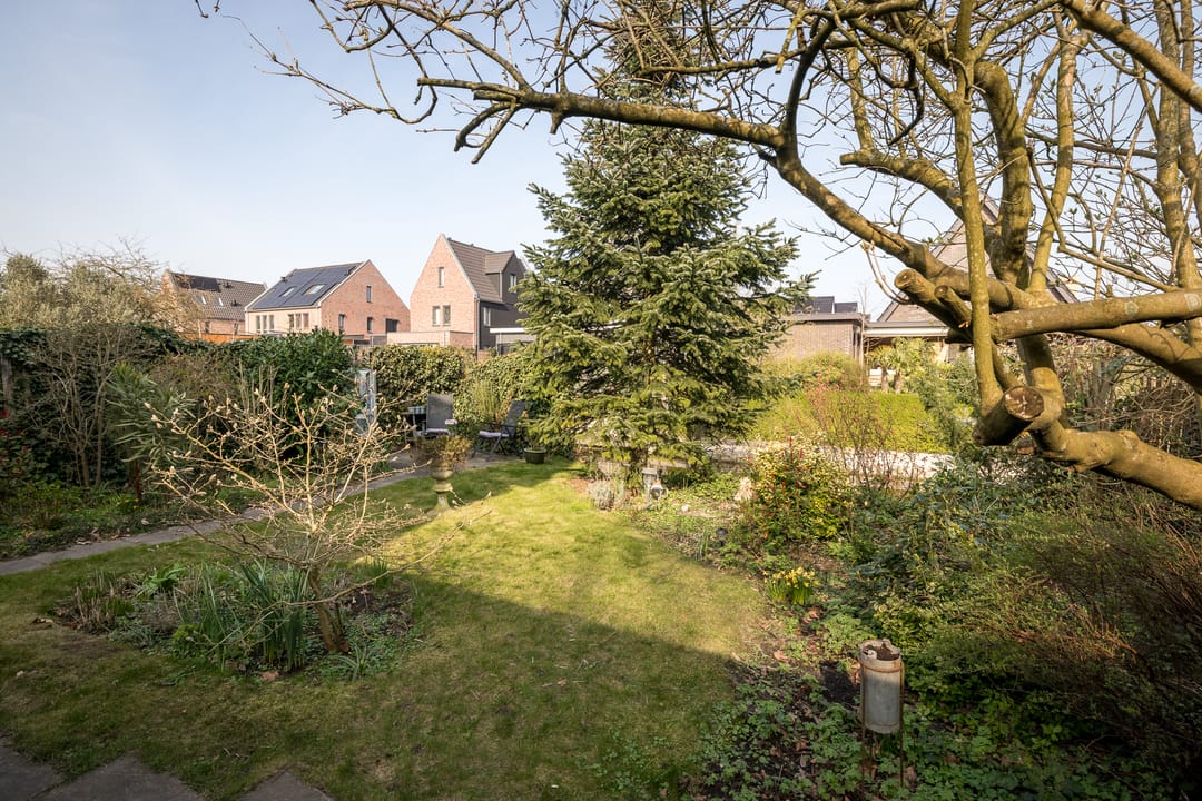 Spacious semi-detached house with water-side garden, garage and 4 bedrooms — 30