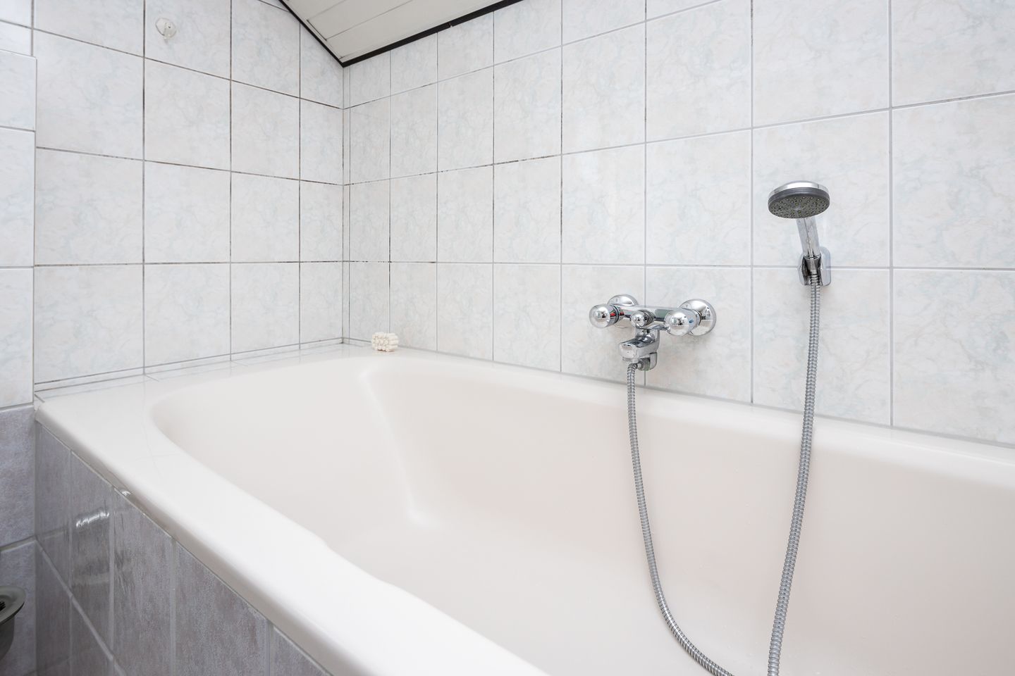 Spacious semi-detached house with water-side garden, garage and 4 bedrooms — 23