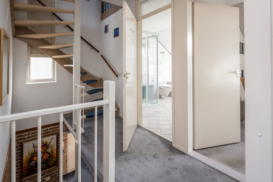 Spacious semi-detached house with water-side garden, garage and 4 bedrooms — 24