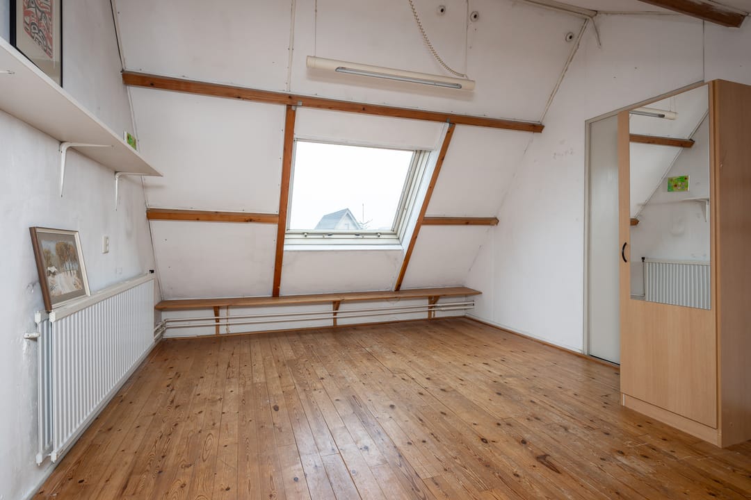Spacious semi-detached house with water-side garden, garage and 4 bedrooms — 26
