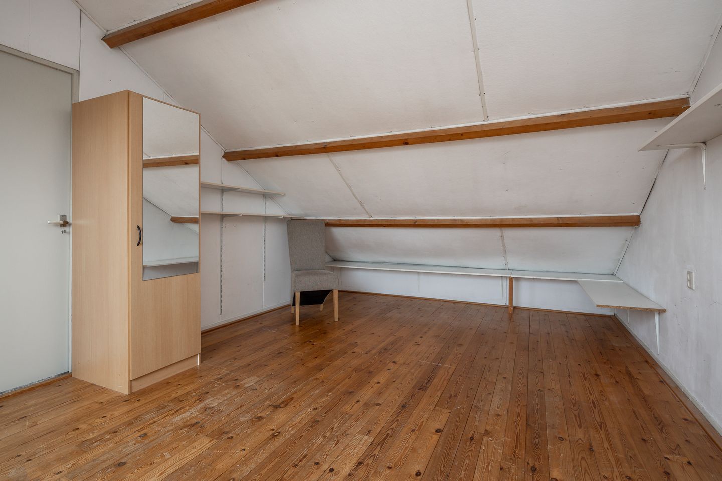 Spacious semi-detached house with water-side garden, garage and 4 bedrooms — 27