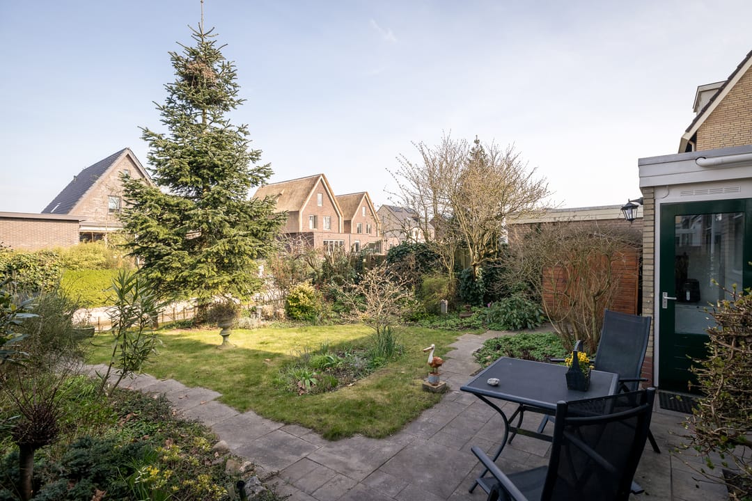 Spacious semi-detached house with water-side garden, garage and 4 bedrooms — 29