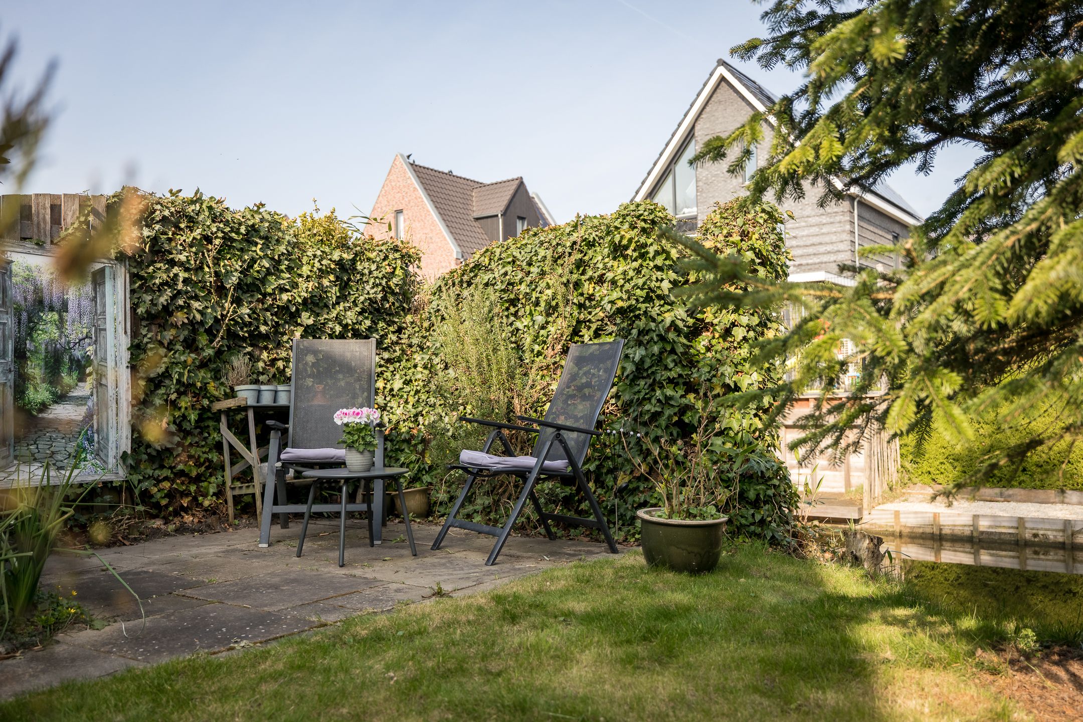 Spacious semi-detached house with water-side garden, garage and 4 bedrooms — 31