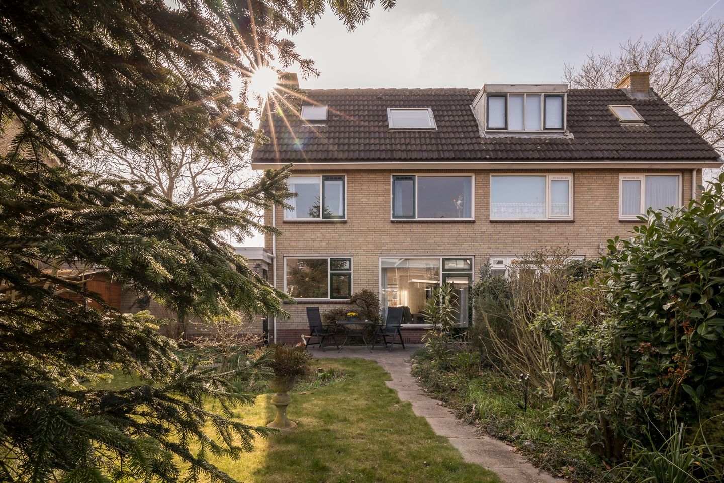 Spacious semi-detached house with water-side garden, garage and 4 bedrooms — 33