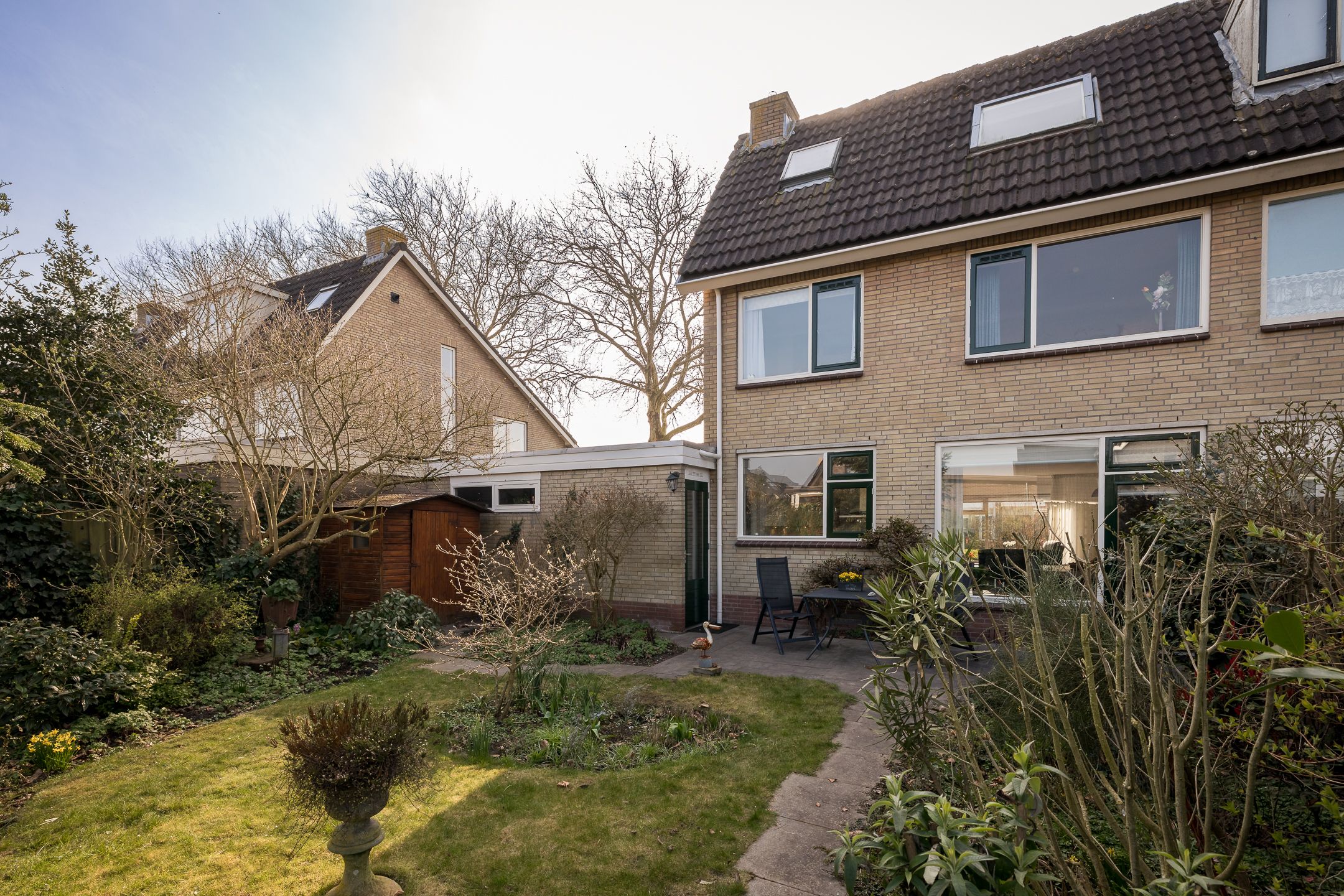 Spacious semi-detached house with water-side garden, garage and 4 bedrooms — 34