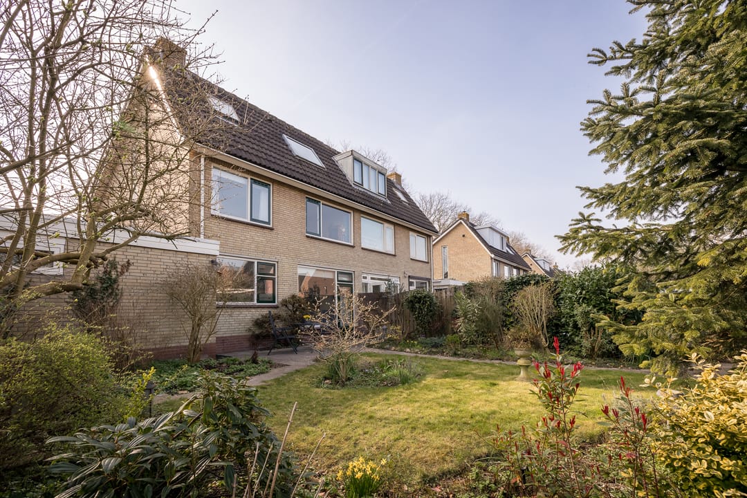 Spacious semi-detached house with water-side garden, garage and 4 bedrooms — 35