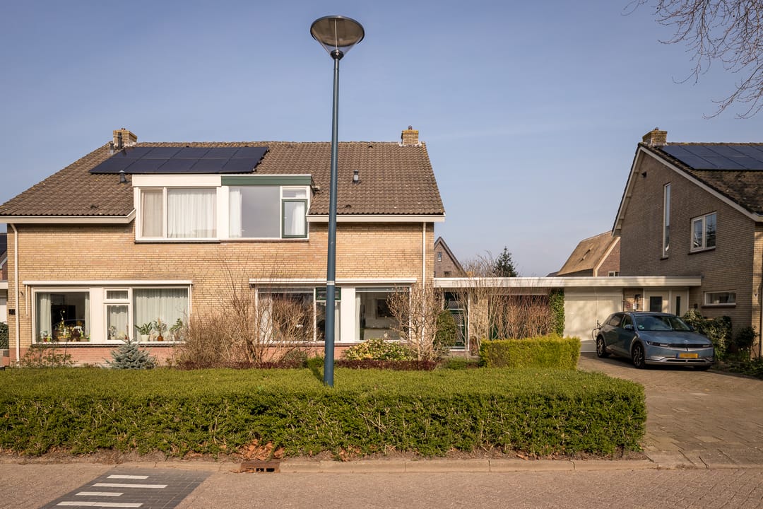 Spacious semi-detached house with water-side garden, garage and 4 bedrooms — 36