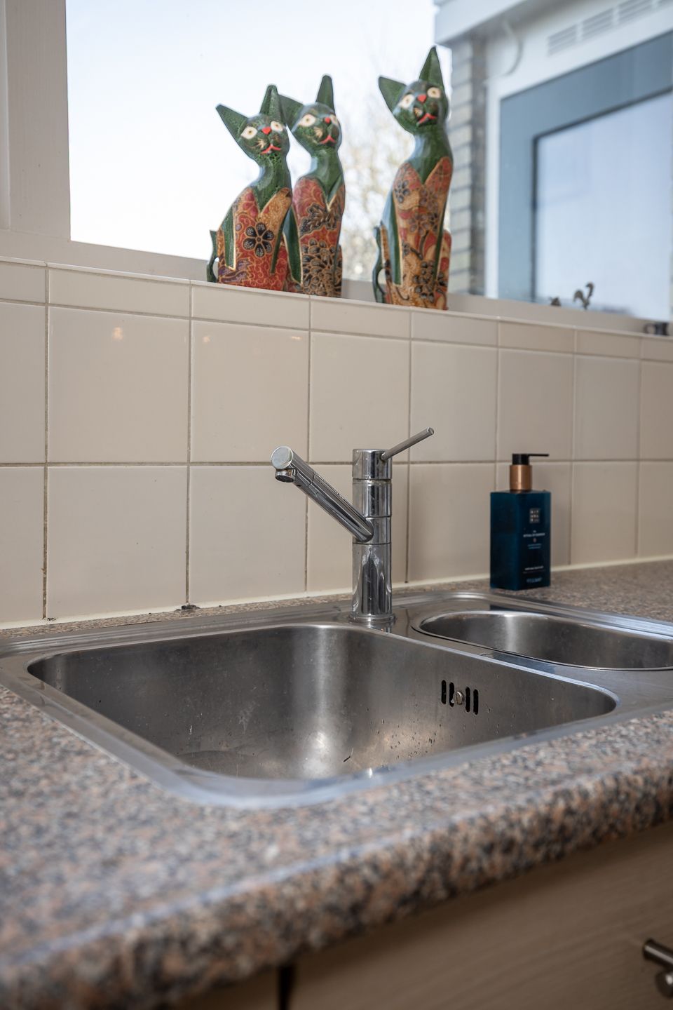 Spacious semi-detached house with water-side garden, garage and 4 bedrooms — 40