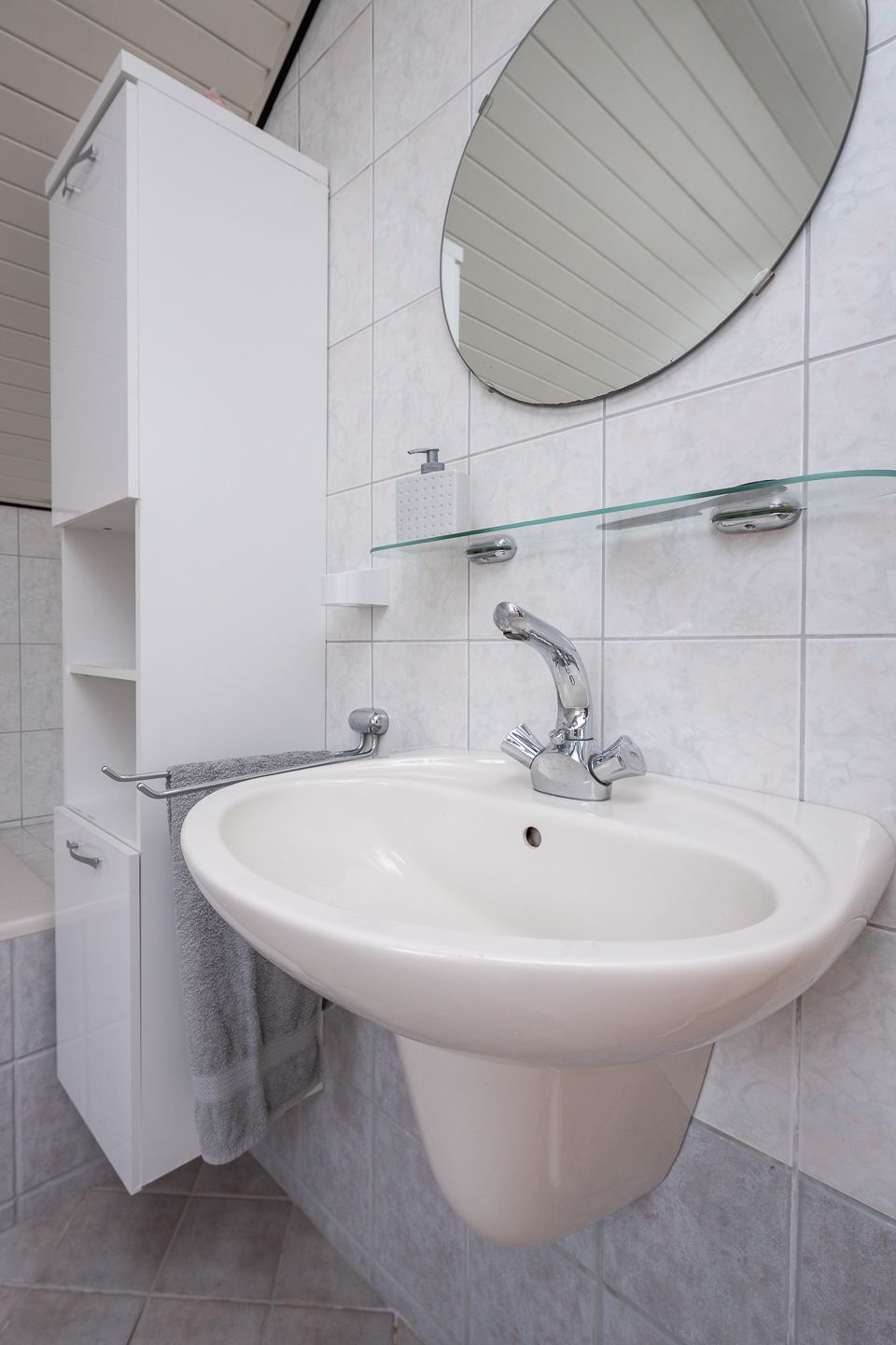 Spacious semi-detached house with water-side garden, garage and 4 bedrooms — 43