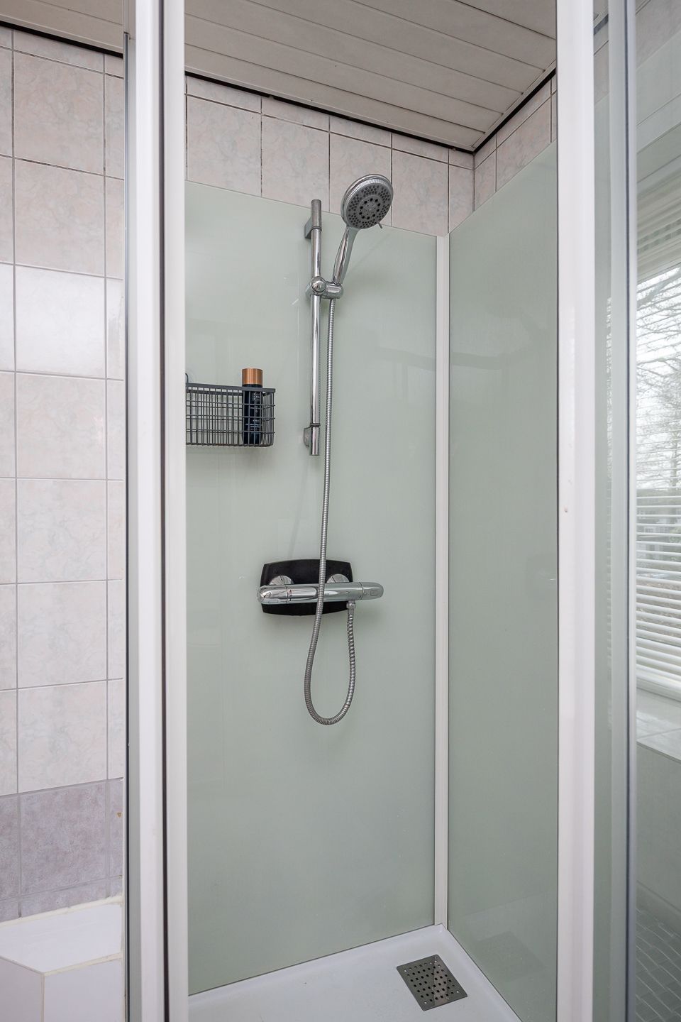 Spacious semi-detached house with water-side garden, garage and 4 bedrooms — 44
