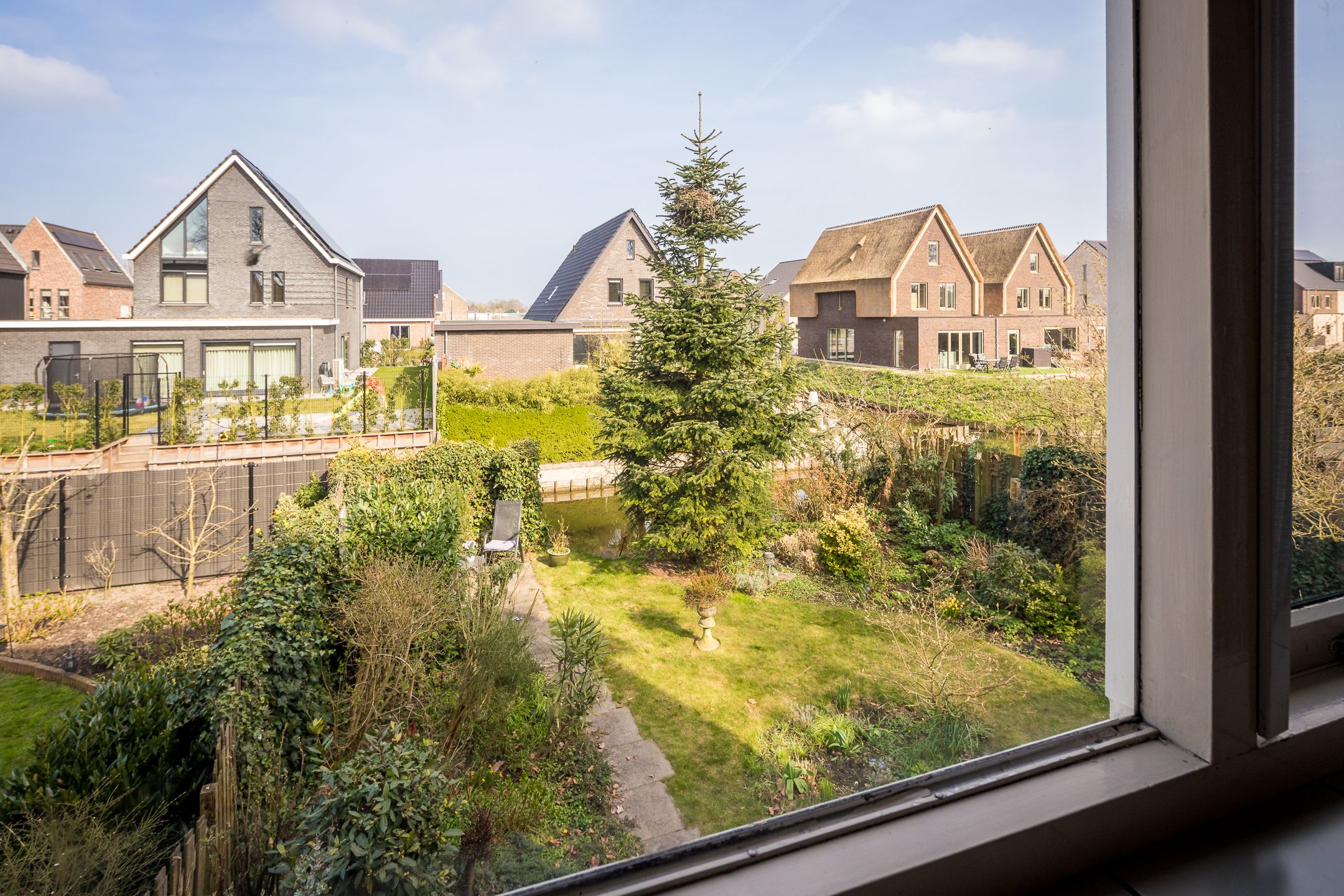 Spacious semi-detached house with water-side garden, garage and 4 bedrooms — 25