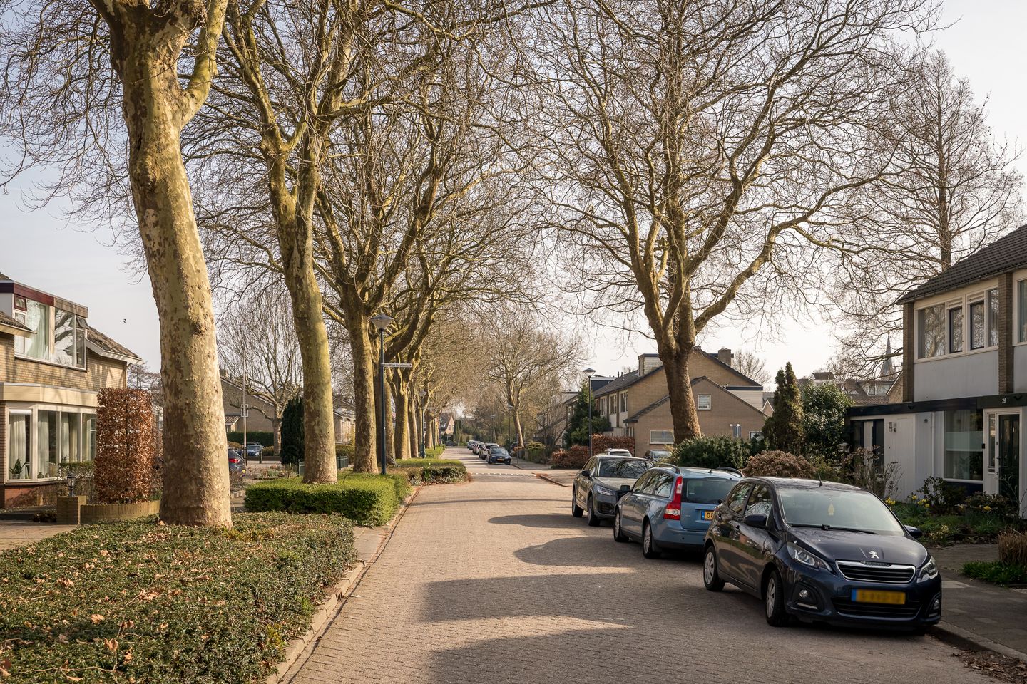 Spacious semi-detached house with water-side garden, garage and 4 bedrooms — 38