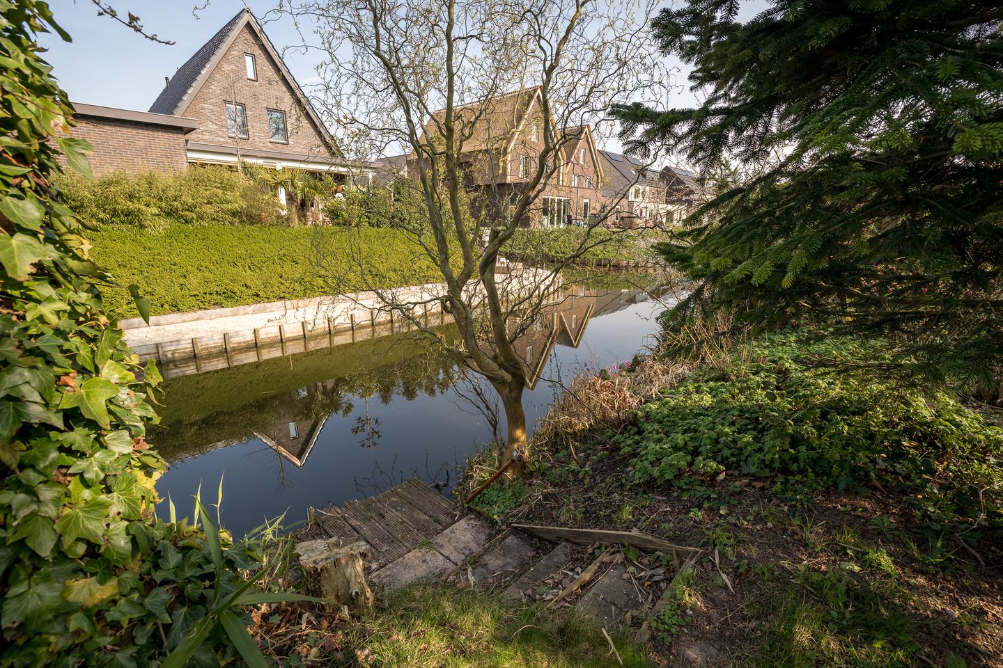Spacious semi-detached house with water-side garden, garage and 4 bedrooms — 32