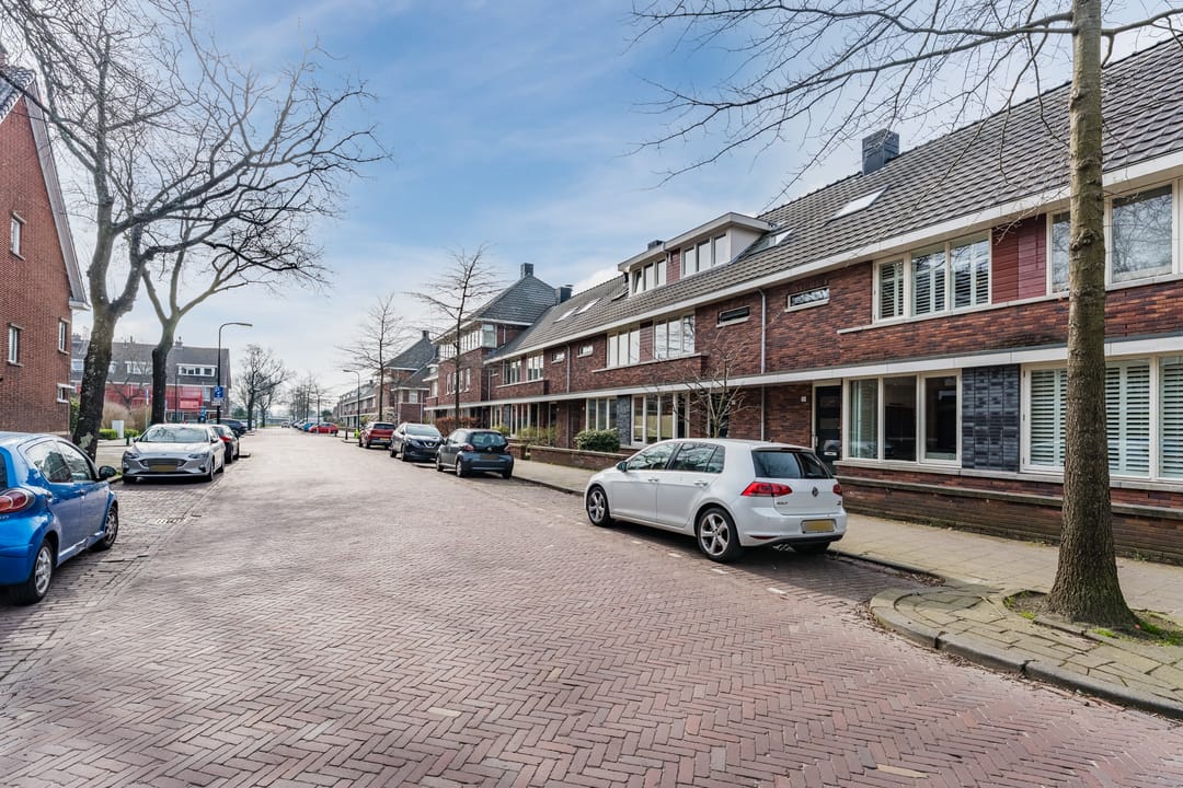 Modern Move-in Ready Terraced House with Garden in Rijswijk Bomenbuurt — 36