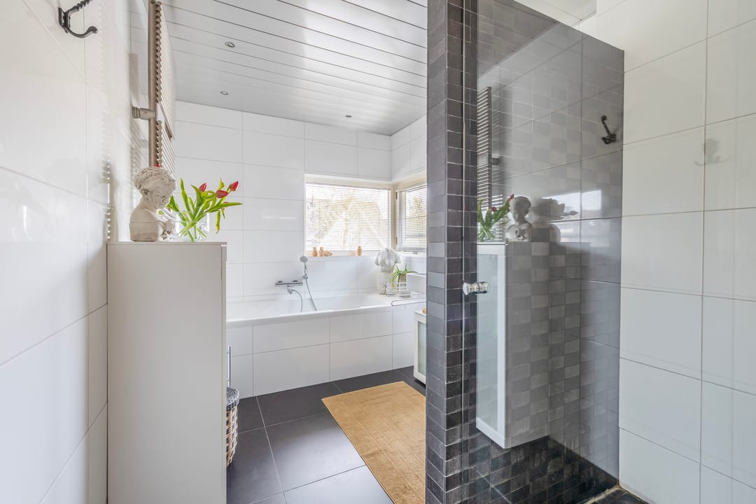 Spacious Detached Home with Conservatory and Large Living Room in Kaatsheuvel — 31