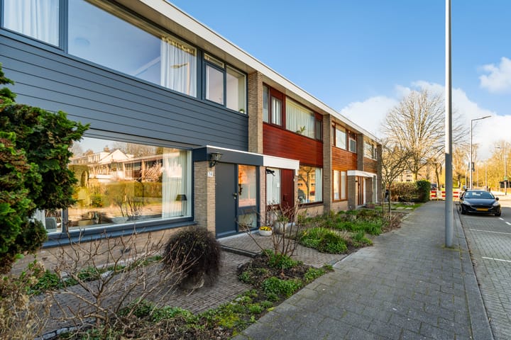 Photo 4 of Van Bassenstraat 74