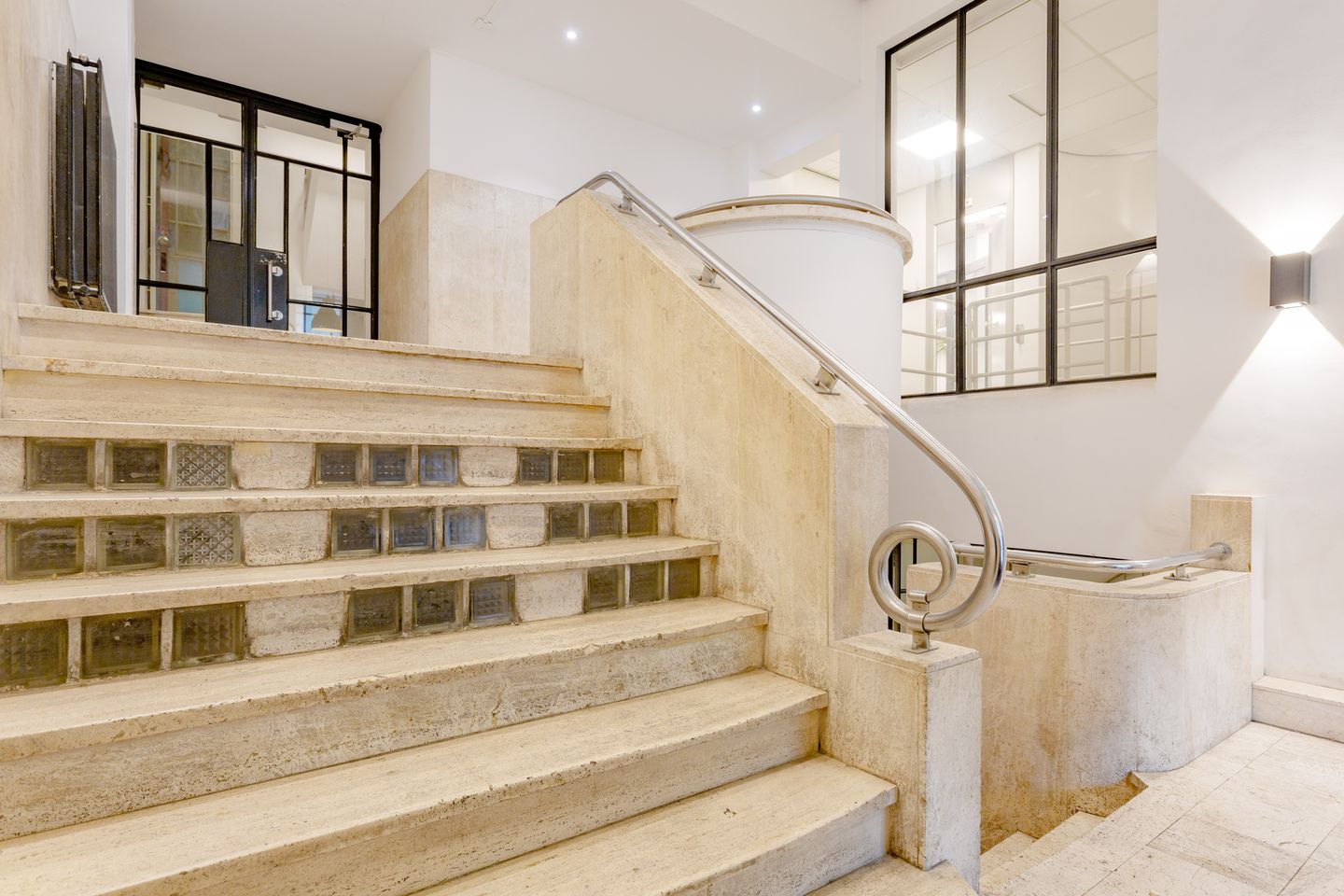 View photo 5 of Nieuwezijds Voorburgwal 120