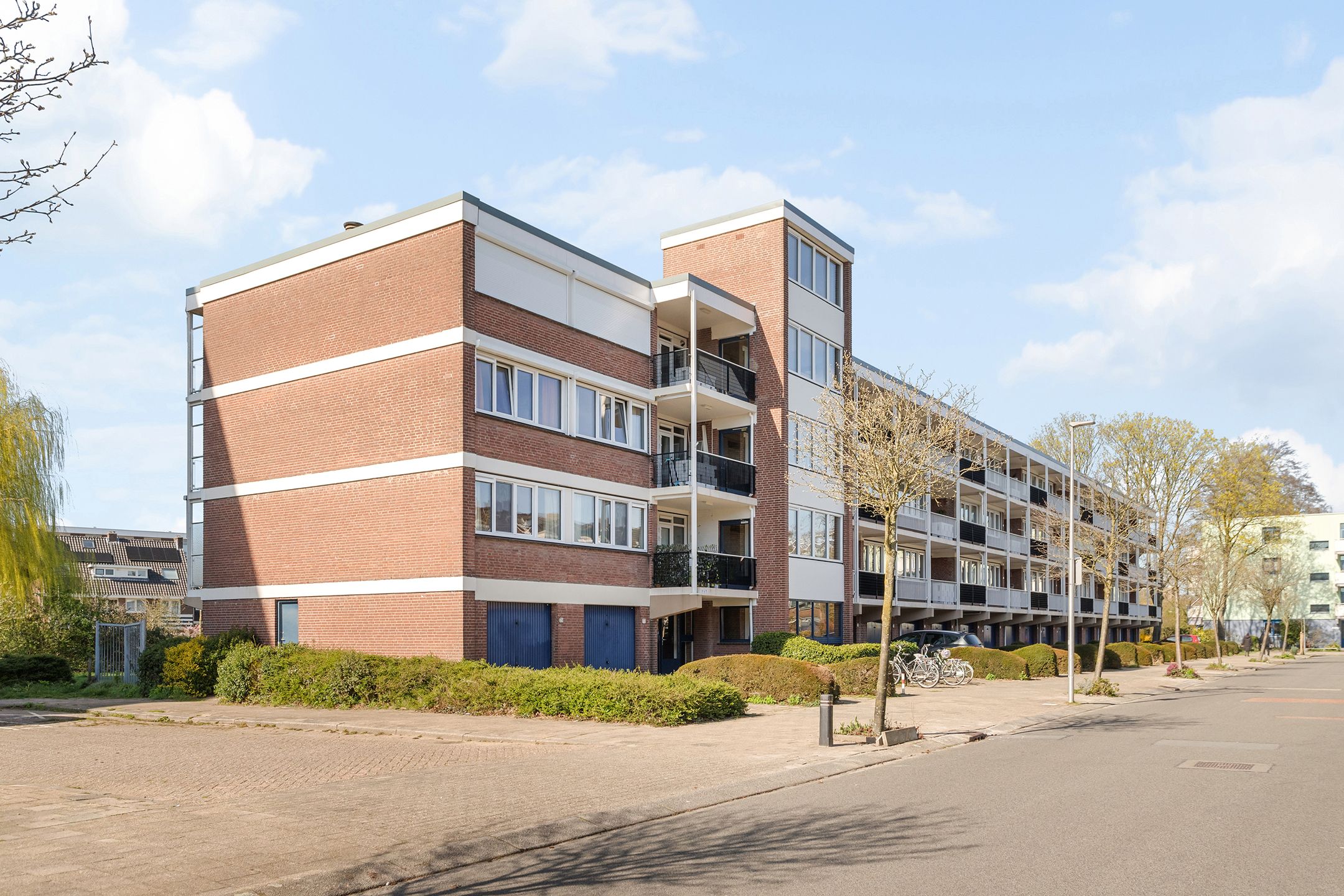 Spacious 4-Room Corner Apartment with Two Balconies in Tuindorp Oost — 24