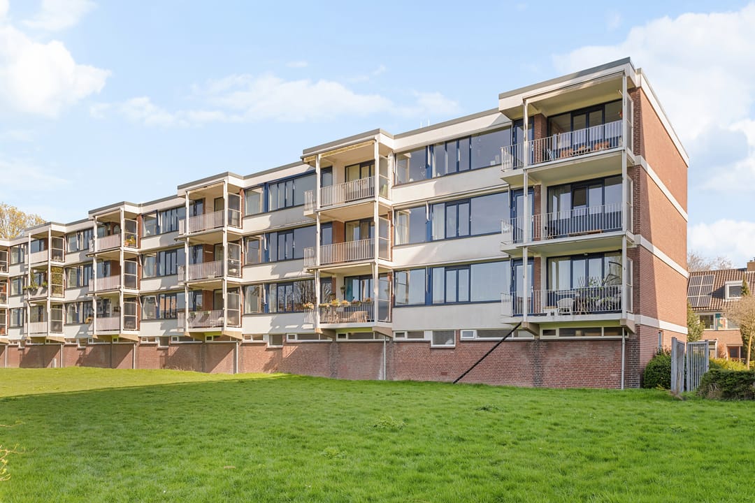 Spacious 4-Room Corner Apartment with Two Balconies in Tuindorp Oost — 23