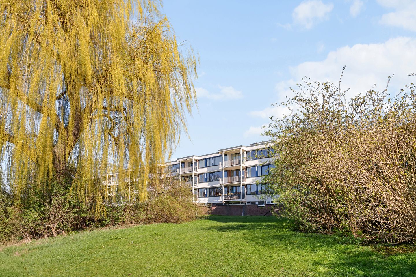 Spacious 4-Room Corner Apartment with Two Balconies in Tuindorp Oost — 22
