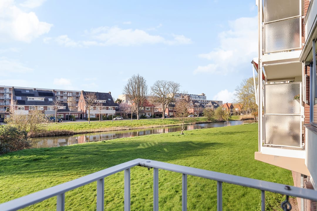 Spacious 4-Room Corner Apartment with Two Balconies in Tuindorp Oost — 20