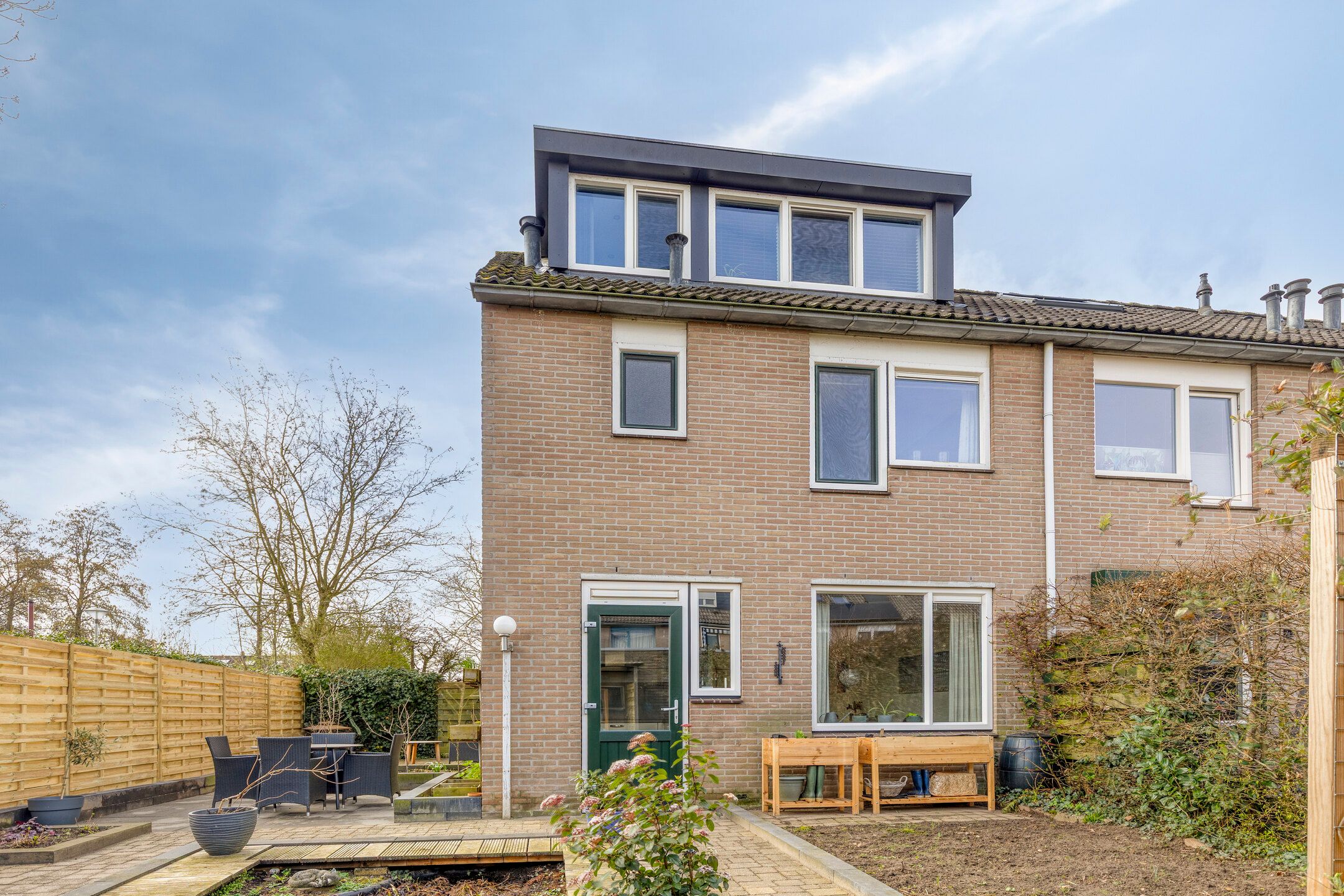 Well-Maintained Corner House with 4 Bedrooms, Energy Label A, and Spacious Garden in Quiet Warnsveld Location — 23