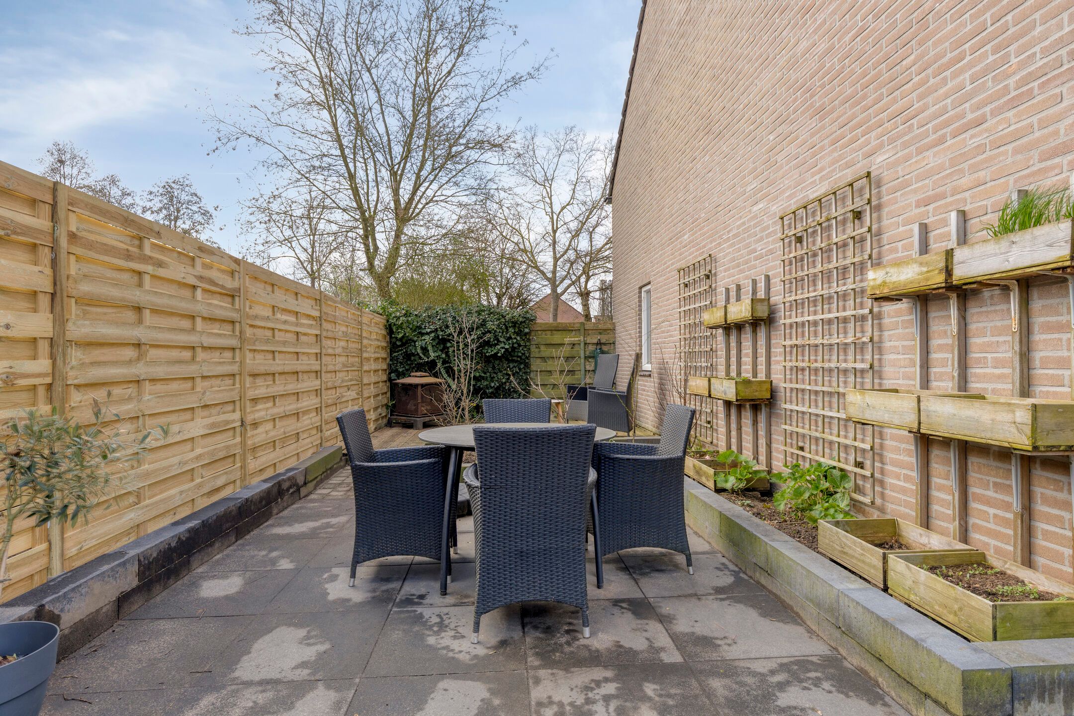 Well-Maintained Corner House with 4 Bedrooms, Energy Label A, and Spacious Garden in Quiet Warnsveld Location — 26