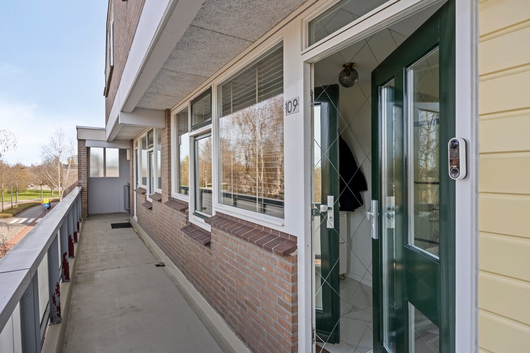 Spacious modern 4-room maisonette with 2 south-facing roof terraces — 29