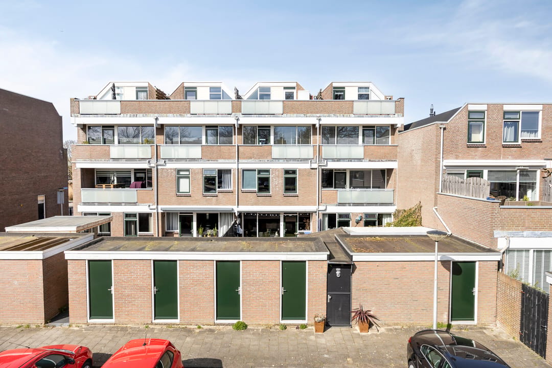 Spacious modern 4-room maisonette with 2 south-facing roof terraces — 32