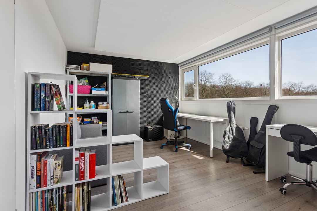 Spacious Family Home with Solar Panels and Terrace in Lelystad — 52