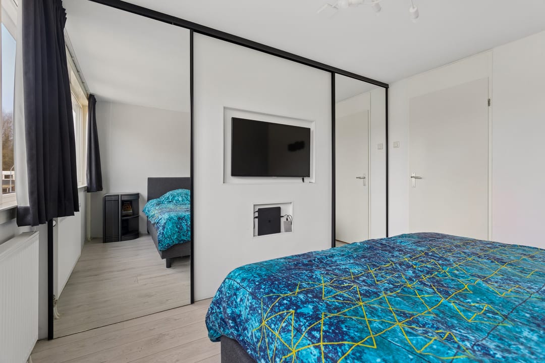 Spacious Family Home with Solar Panels and Terrace in Lelystad — 28