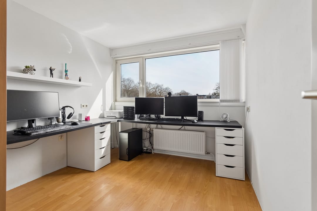 Spacious Family Home with Solar Panels and Terrace in Lelystad — 34