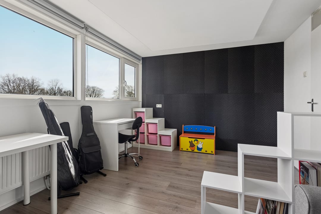 Spacious Family Home with Solar Panels and Terrace in Lelystad — 53