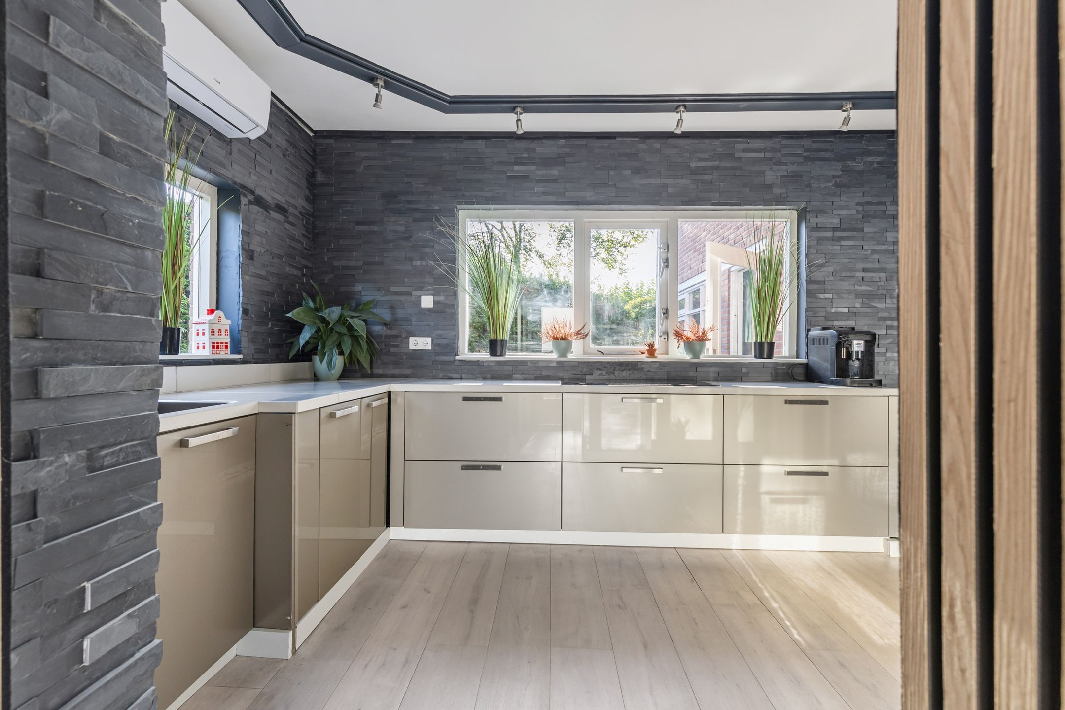 Characterful Corner Home in Charming Ginneken — 12