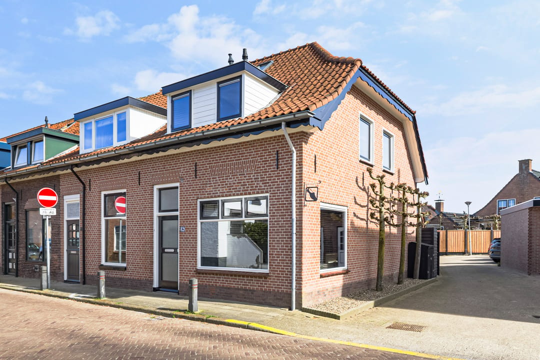 Karakteristiek hoekhuis met moderne uitbreidingen nabij het centrum van Nijkerk