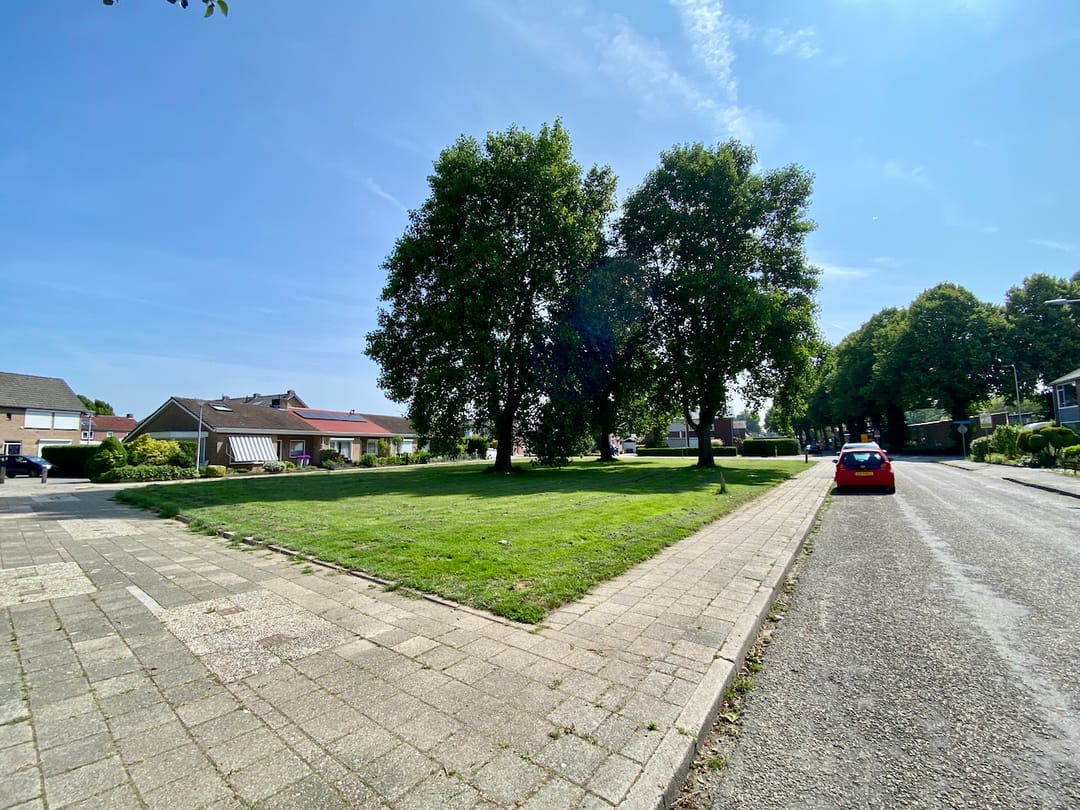 Renovation Opportunity with Garage and Sunny South-Facing Garden in Gendt — 27