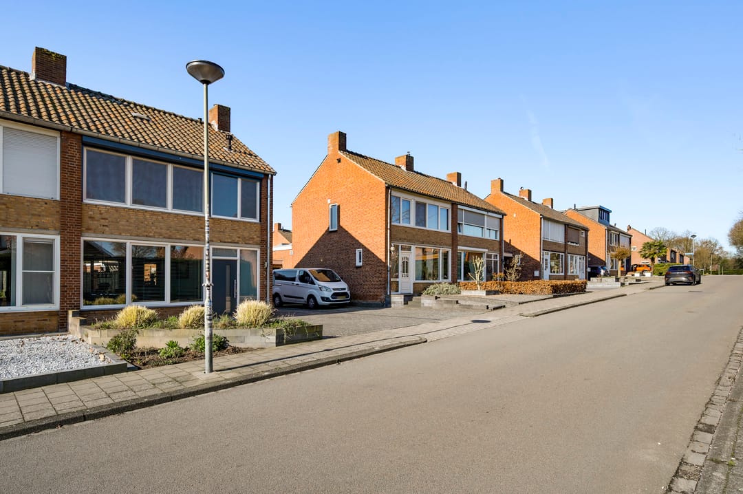 Foto 47 van Van Den Bongaertstraat 3