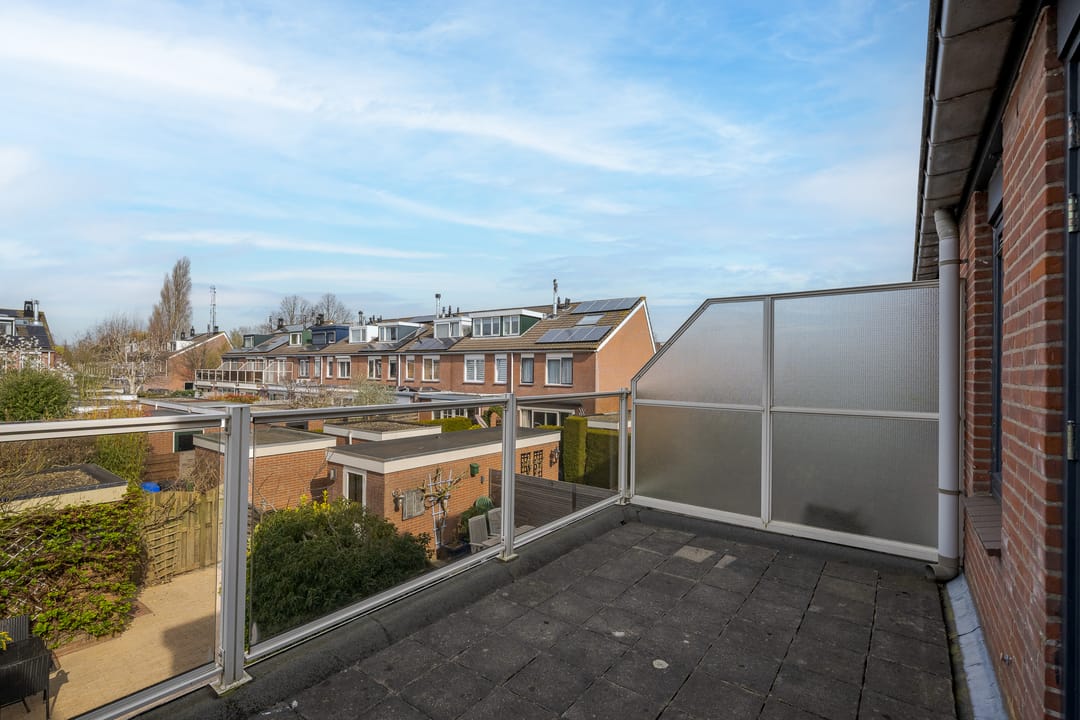 Spacious Extended Five-Room Terraced House in Voorschoten Bijdorp — 26