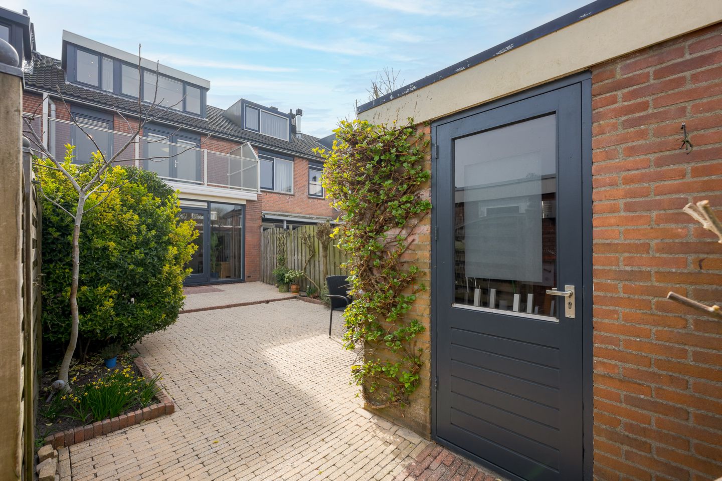 Spacious Extended Five-Room Terraced House in Voorschoten Bijdorp — 44