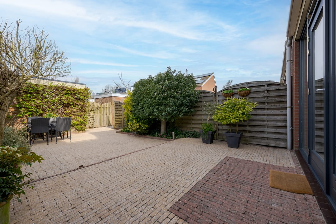 Spacious Extended Five-Room Terraced House in Voorschoten Bijdorp — 37