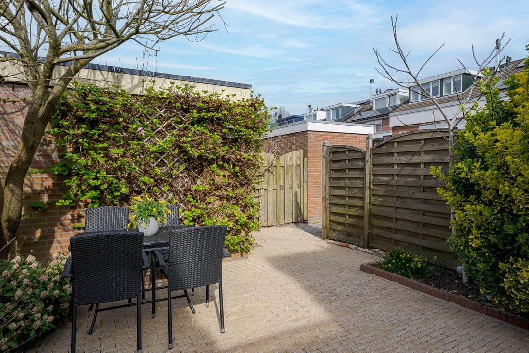 Spacious Extended Five-Room Terraced House in Voorschoten Bijdorp — 41