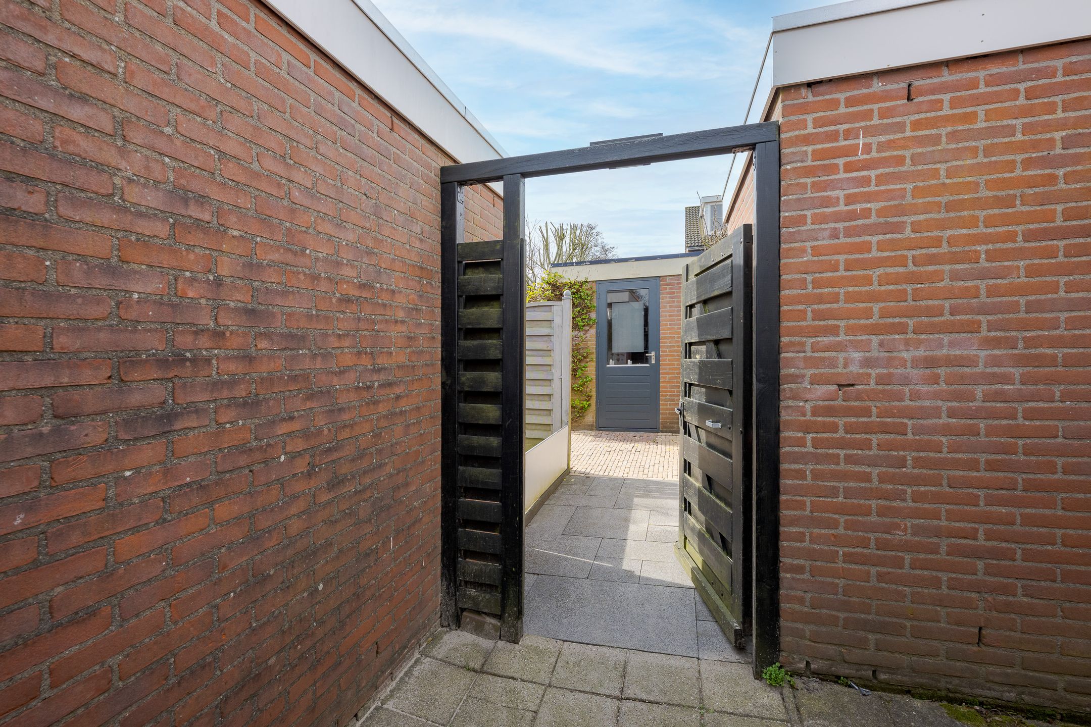 Spacious Extended Five-Room Terraced House in Voorschoten Bijdorp — 45